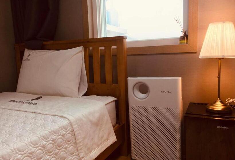 חדר סטנדרט לשלושה, Backpackers In Yeosu