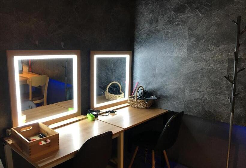 חדר משפחתי, Backpackers In Yeosu