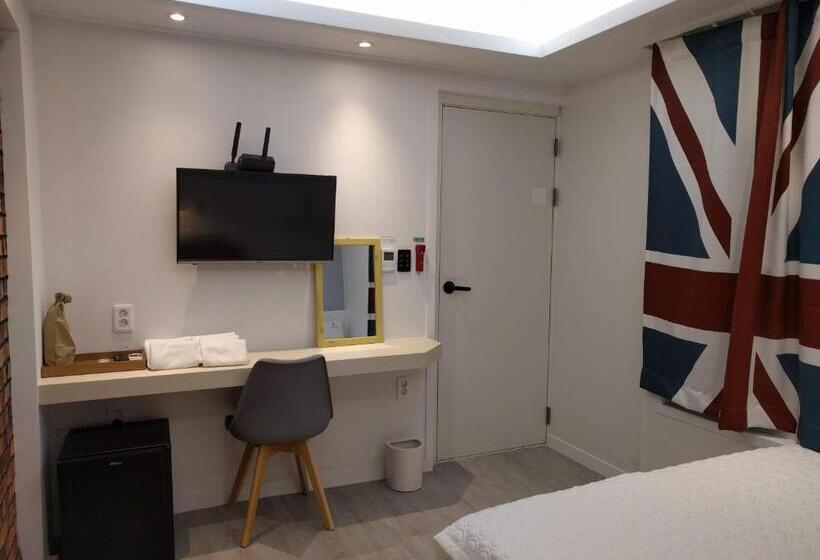 חדר משפחתי, Backpackers In Yeosu