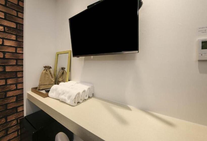 חדר משפחתי, Backpackers In Yeosu