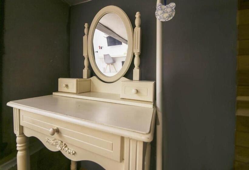 חדר משפחתי, Backpackers In Yeosu