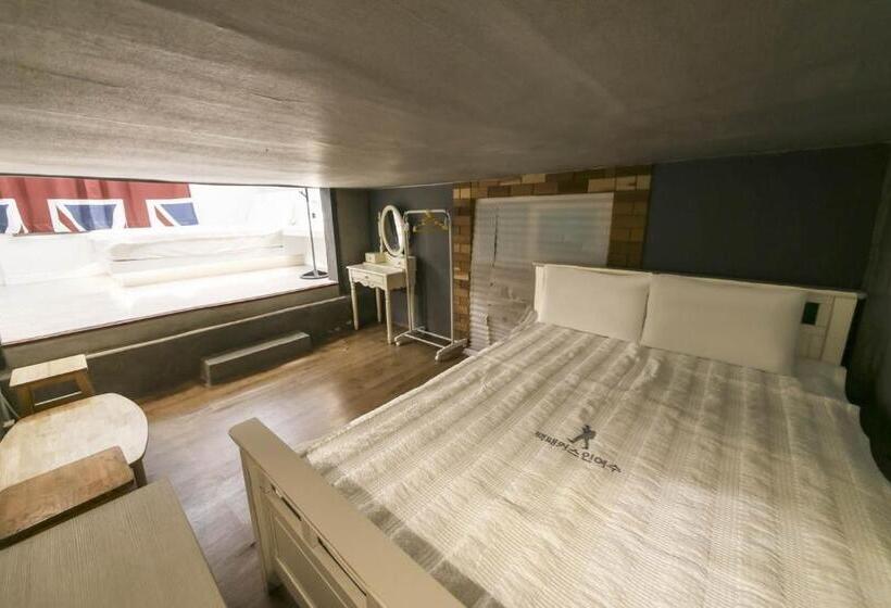 חדר משפחתי, Backpackers In Yeosu
