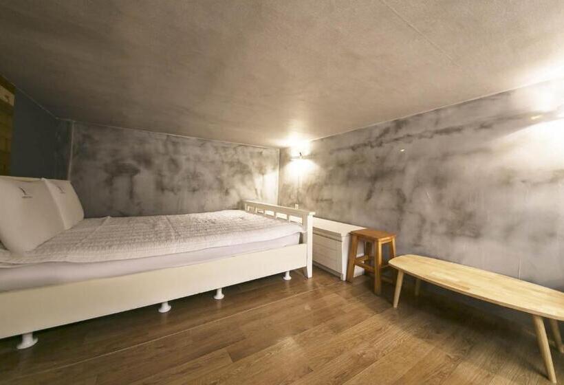 חדר משפחתי, Backpackers In Yeosu