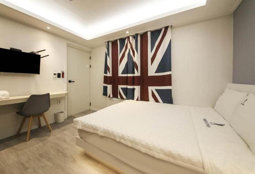 חדר משפחתי, Backpackers In Yeosu