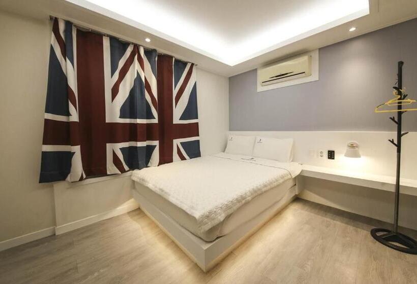 חדר משפחתי, Backpackers In Yeosu