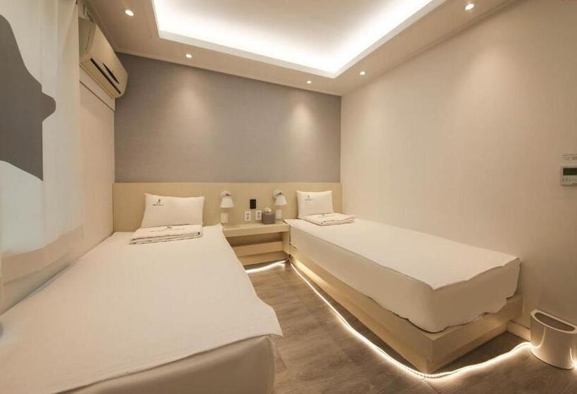 Номер Стандарт, Backpackers In Yeosu