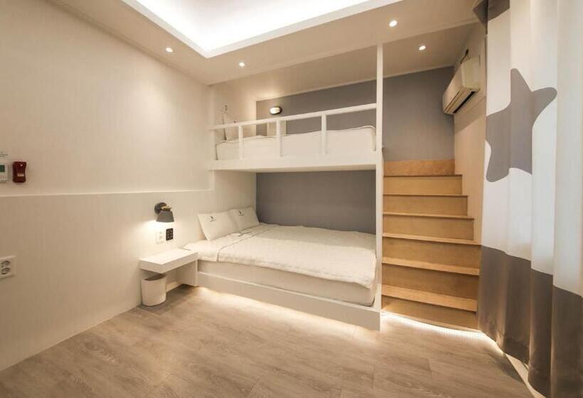 חדר סטנדרט לשלושה, Backpackers In Yeosu