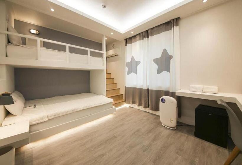 חדר סטנדרט לשלושה, Backpackers In Yeosu