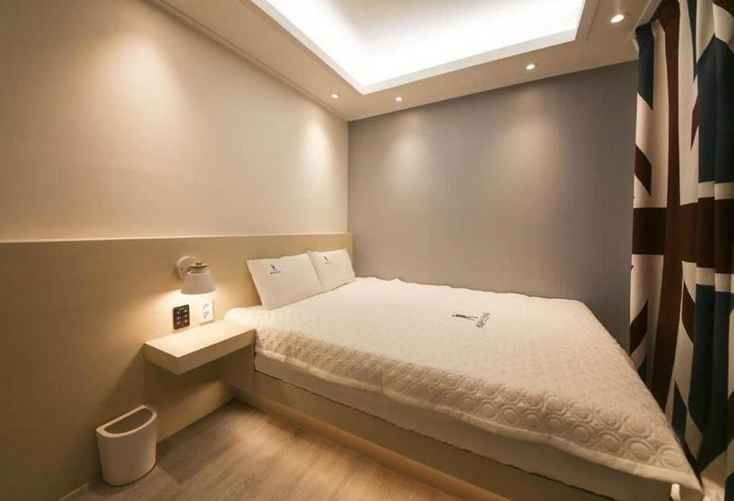 Номер Стандарт, Backpackers In Yeosu