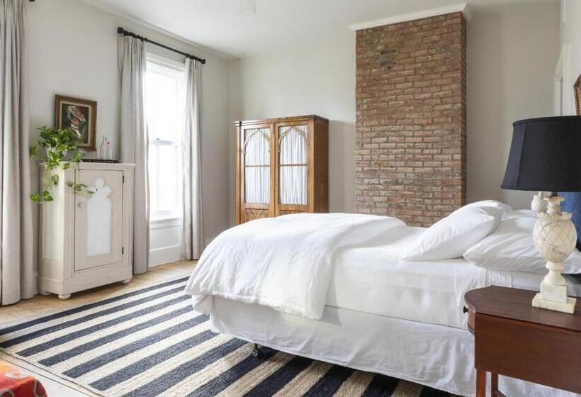 غرفة سوبيريور, Stewart House