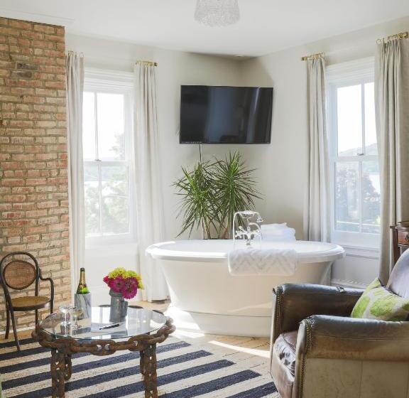 غرفة ديلوكس, Stewart House