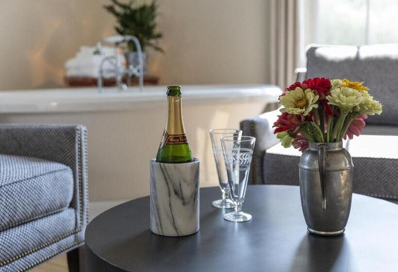 غرفة سوبيريور, Stewart House