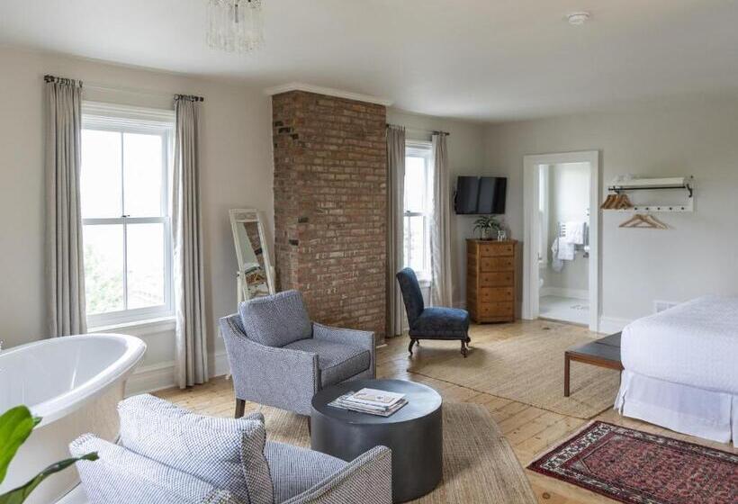 غرفة سوبيريور, Stewart House