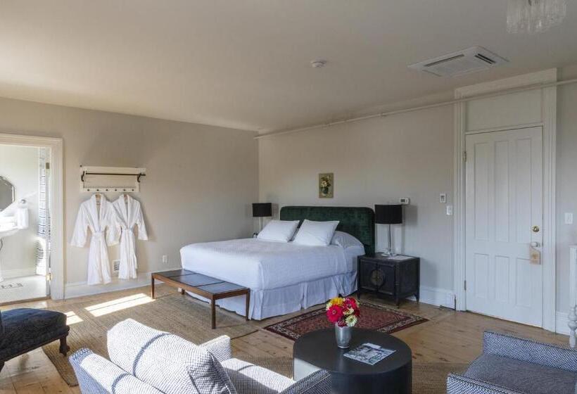 غرفة سوبيريور, Stewart House