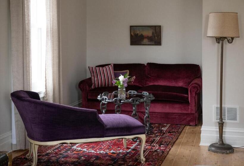 غرفة قياسية ثلاثية, Stewart House