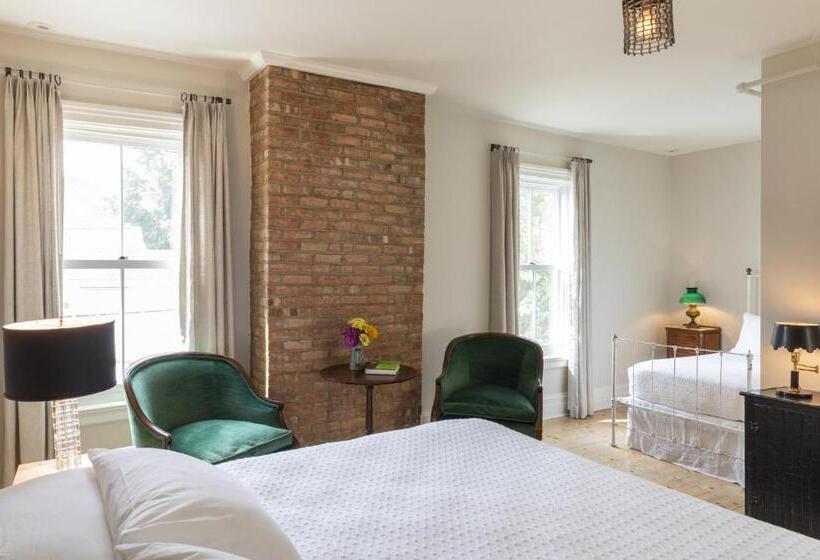 غرفة قياسية ثلاثية, Stewart House