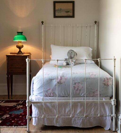 غرفة قياسية ثلاثية, Stewart House