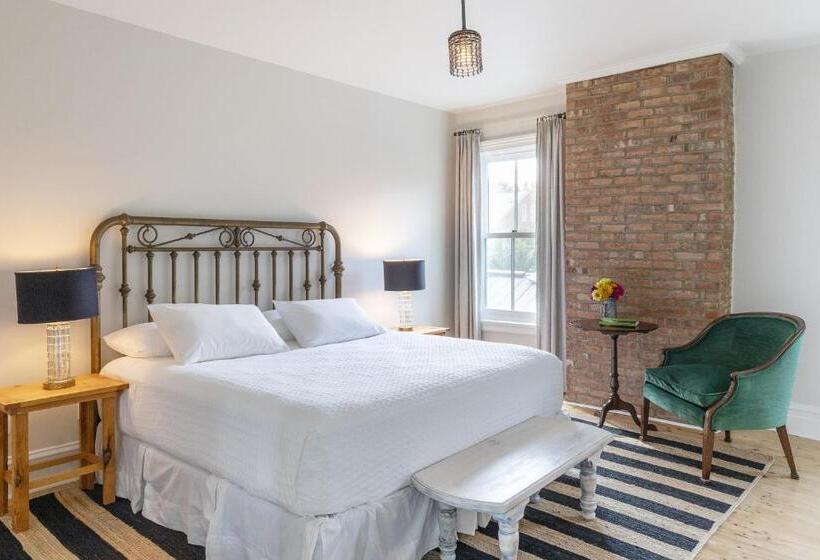 غرفة قياسية ثلاثية, Stewart House