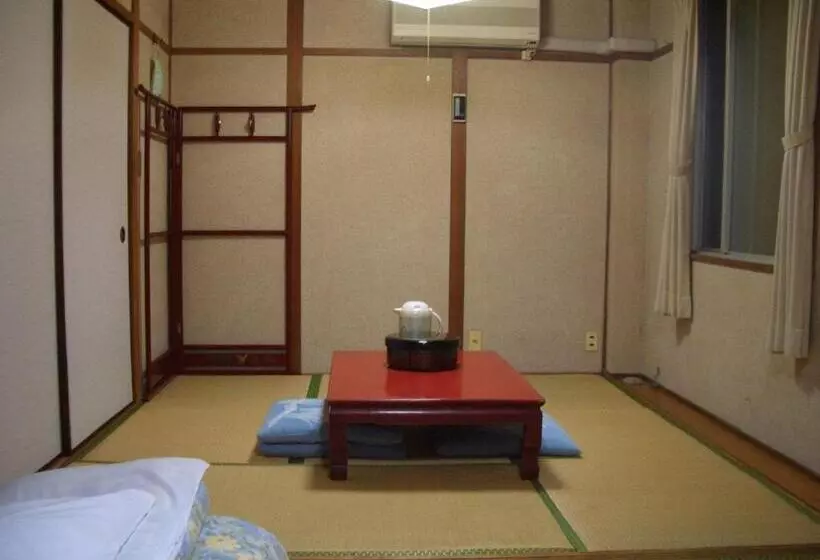 Camera Familiare, Kasuga Ryokan