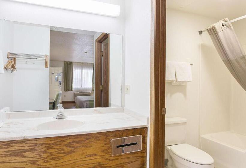 غرفة قياسية سرير كينج, Rodeway Inn