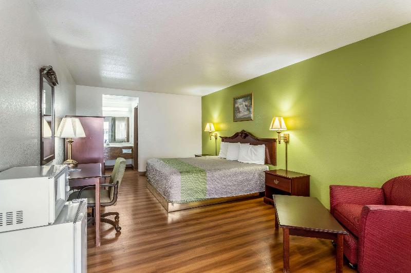 غرفة قياسية سرير كينج, Rodeway Inn