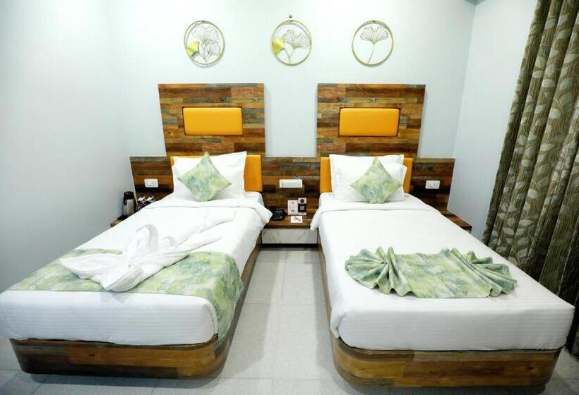 高级大房间, The Grand Ladhukara