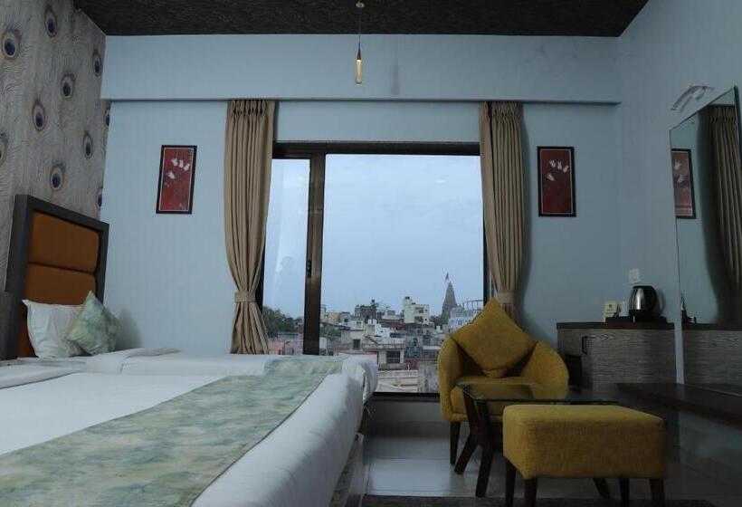 اتاق استاندارد با تخت بزرگ, The Grand Ladhukara