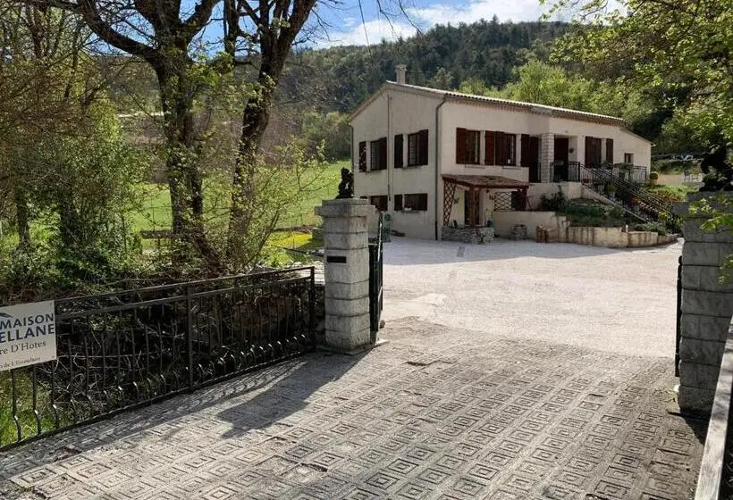 プールの見える１ベッドルームアパートメント, Maison Castellane Chambre D Hotes B&b