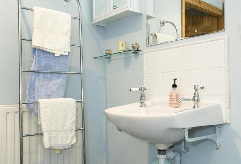 Хижина, Manor Farm Egerton