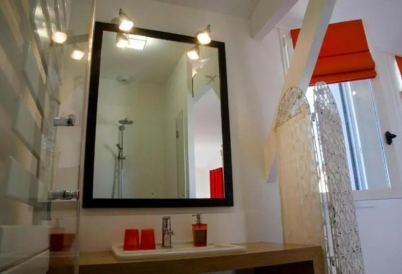 اتاق استاندارد با چشمانداز استخر, La Ferrade Chambres D Hôtes B&b