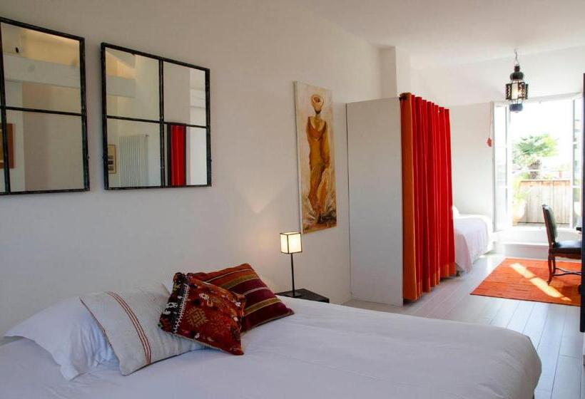 חדר סטנדרט נוף לבריכה, La Ferrade Chambres D Hôtes B&b