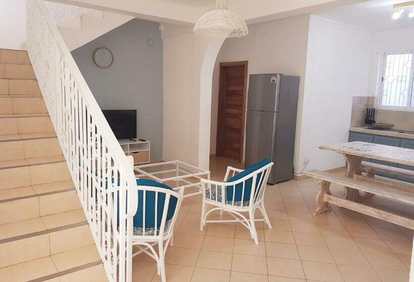 بنگله خانوادگی, La Perla Holiday Apartments