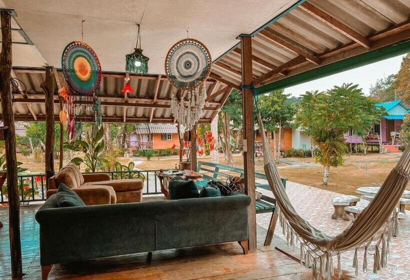 بنجلو قياسى مطلّ علي الحديقة, The Mermaid House