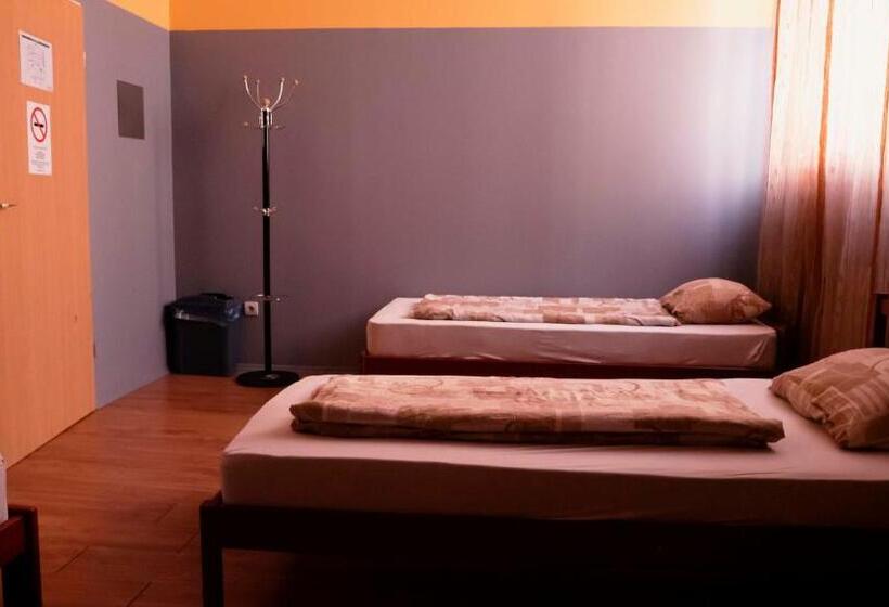 اتاق استاندارد چهارنفره با سرویس بهداشتی مشترک, Deep Guest House