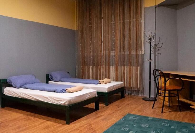 バスルーム共有のトリプルスタンダード, Deep Guest House