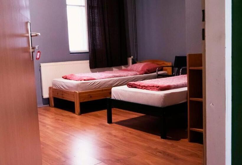 اتاق استاندارد سه تخته با سرویس بهداشتی مشترک, Deep Guest House