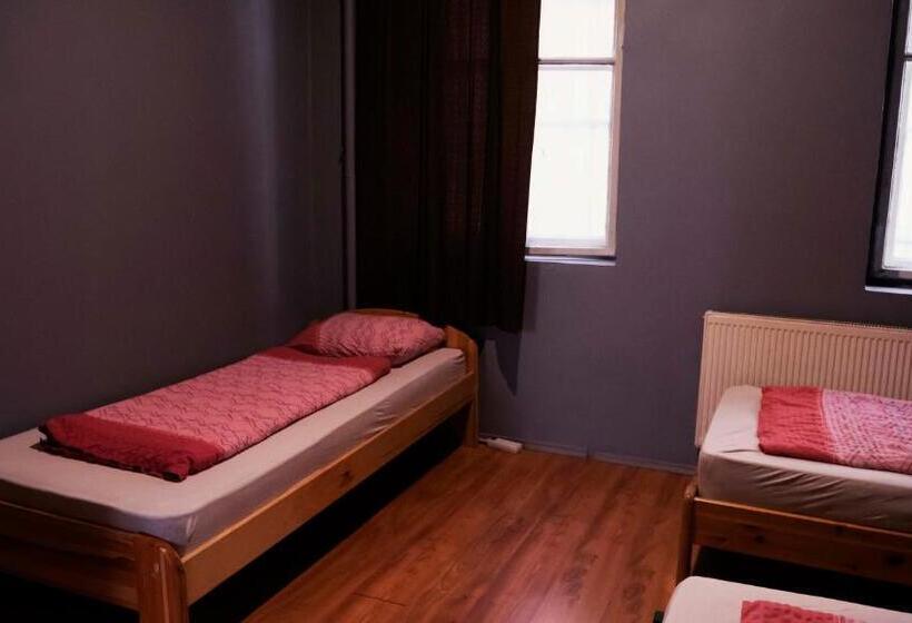 اتاق استاندارد سه تخته با سرویس بهداشتی مشترک, Deep Guest House