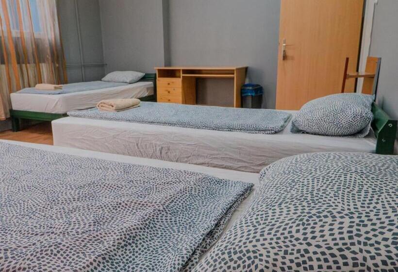バスルーム共有のトリプルスタンダード, Deep Guest House