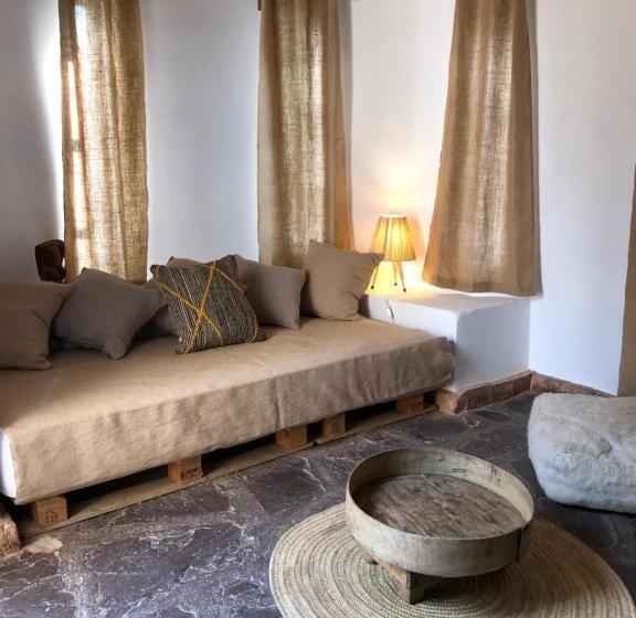 חדר סטנדרט לשלושה, Manzil La Tortue