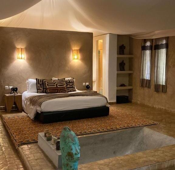 Deluxe Tent, Manzil La Tortue