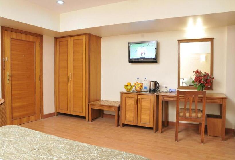 غرفة تنفيذية, Abigail Regency