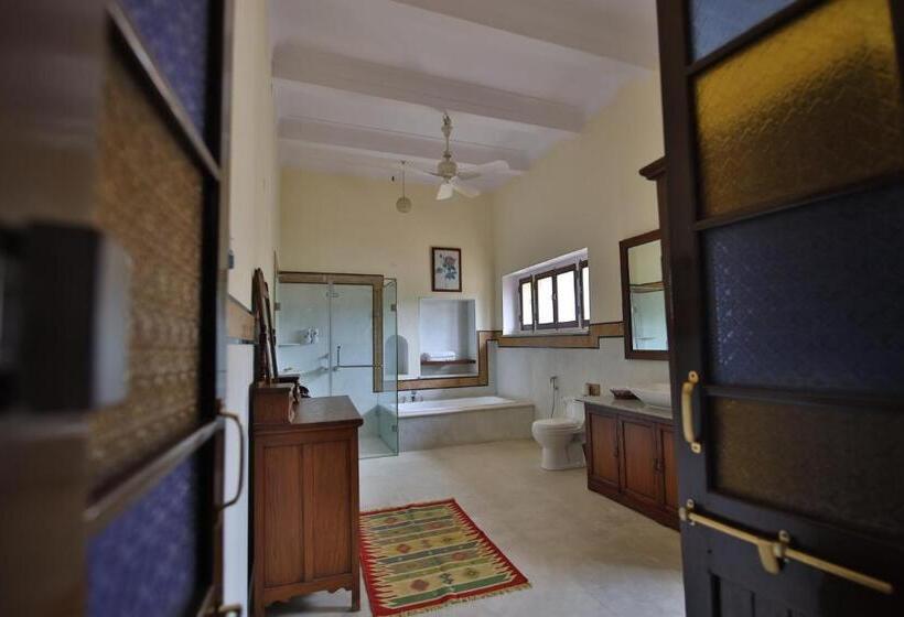 סוויטה נוף לבריכה, Roop Niwas Kothi, Near Mandawa