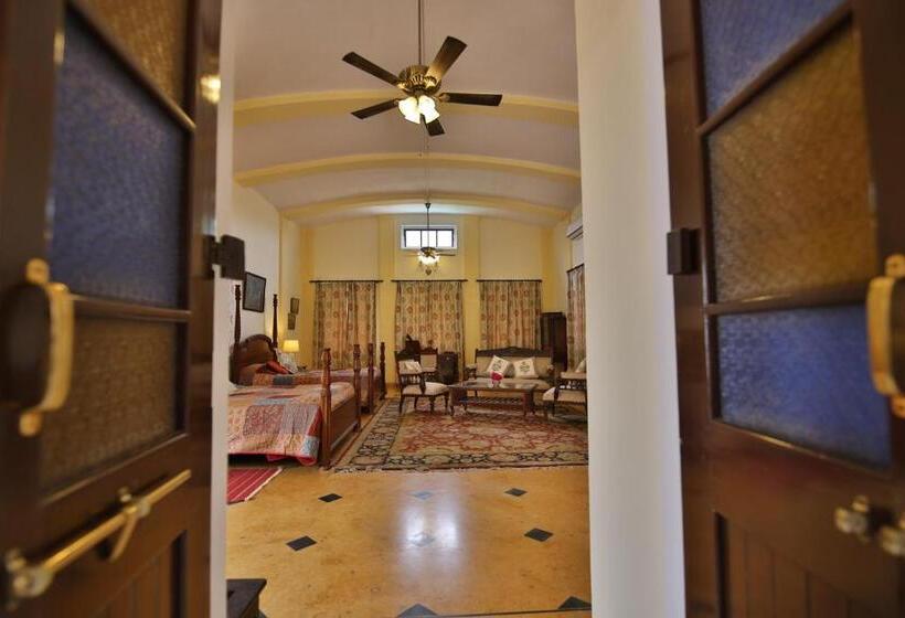 סוויטה נוף לבריכה, Roop Niwas Kothi, Near Mandawa