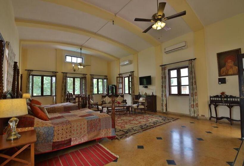 סוויטה נוף לבריכה, Roop Niwas Kothi, Near Mandawa