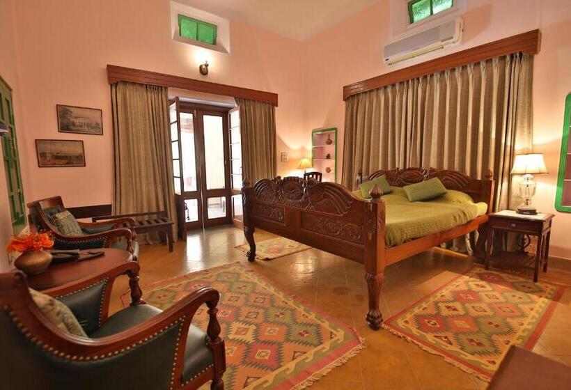 带大床的高级房间, Roop Niwas Kothi, Near Mandawa