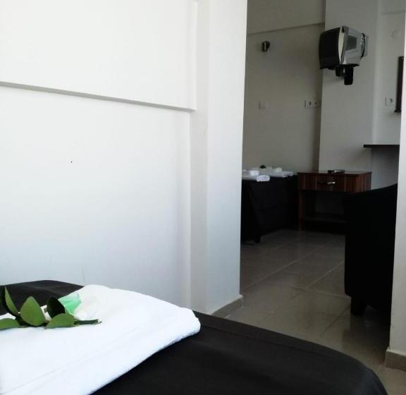 غرفة قياسية رباعية مطلة على البحر, Vi̇lla Fuat