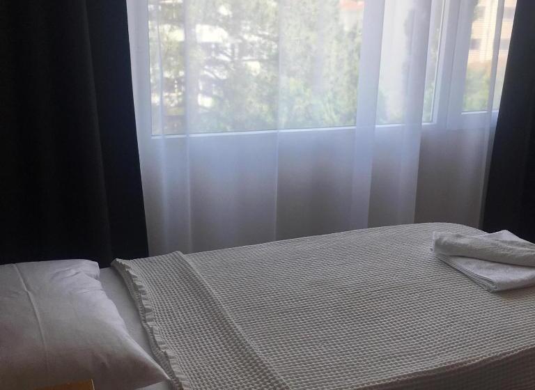 غرفة قياسية مطلّة علي حمام السباحة, Vi̇lla Fuat