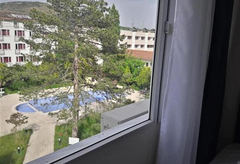 غرفة قياسية ثلاثية مطلة علي حمام السباحة, Vi̇lla Fuat