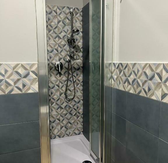 غرفة قياسية ثلاثية, B&b Radice