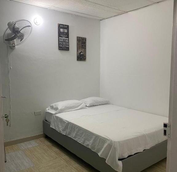 バス共有のスタンダードルーム, Aurelia Compartida Hospedaje